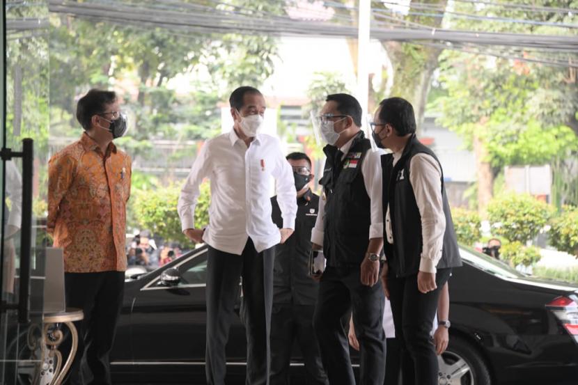 Gubernur Jawa Barat (Jabar) Ridwan Kamil mendampingi Presiden RI Joko Widodo meninjau pelaksanaan vaksinasi COVID-19 dalam kunjungan kerja di Kota Bogor, Jumat (19/3/2021).