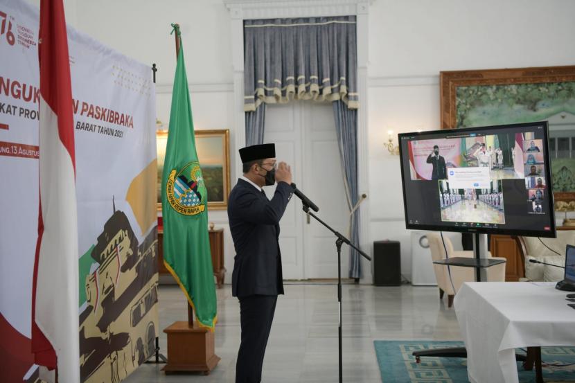 Gubernur Jawa Barat (Jabar) Ridwan Kamil mengukuhkan anggota Pasukan Pengibar Bendera Pusaka (Paskibraka) Tingkat Provinsi Jabar Tahun 2021 secara virtual dari Gedung Pakuan, Kota Bandung, akhir pekan ini.