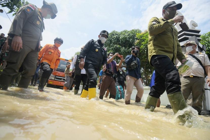 Gubernur Jawa Barat (Jabar) Ridwan Kamil meninjau lokasi banjir di Pamanukan, Kabupaten Subang, Selasa (9/2/2021)