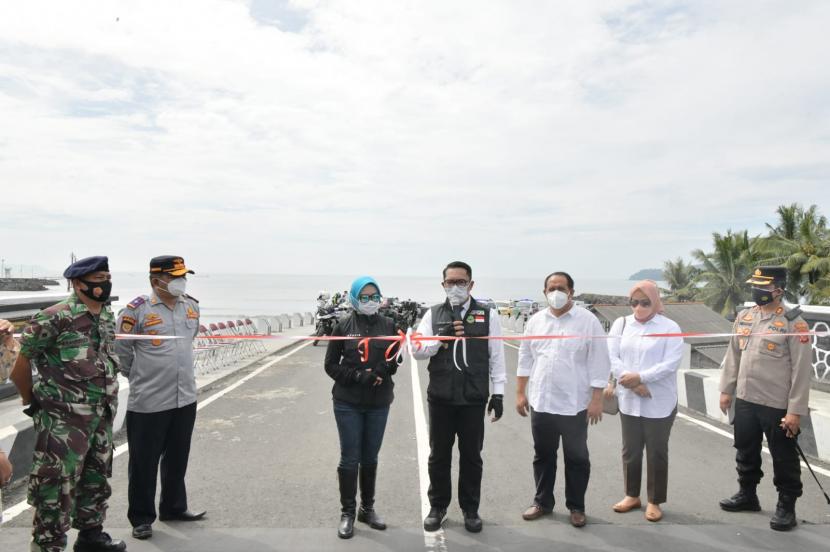 Gubernur Jawa Barat (Jabar) Ridwan Kamil meresmikan Jembatan Cikidang di Pantai Timur Pangandaran, Kabupaten Pangandaran, Ahad (20/2/2022).