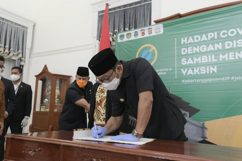  Gubernur Jawa Barat (Jabar) Ridwan Kamil saat menandatangani deklarasi Pemilihan Kepala Daerah (Pilkada) Serentak 2020 yang berkualitas, berintegritas, dan patuh protokol kesehatan COVID-19 di Gedung Pakuan, Kota Bandung, Jumat (27/11/20).