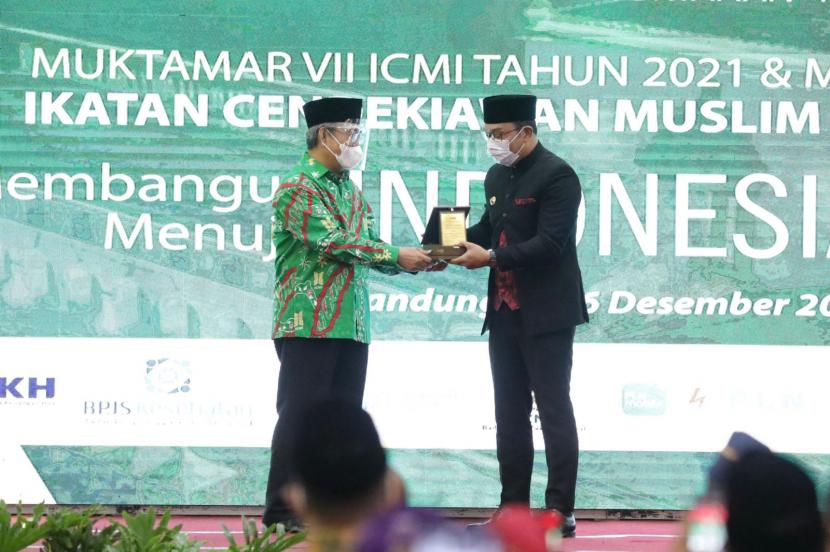 Gubernur Jawa Barat (Jabar) Ridwan Kamil saat menerima  penghargaan Inovasi ICMI Iptek Award dari Ikatan Cendekiawan Muslim se-Indonesia (ICMI) di Hotel Grand Asrilia, Kota Bandung, Sabtu (4/12/2021).