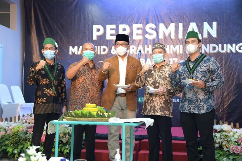 Gubernur Jawa Barat (Jabar) Ridwan Kamil saat meresmikan Masjid dan Graha HMI Bandung di Jl. Sabang, Kota Bandung, Jumat (30/10)