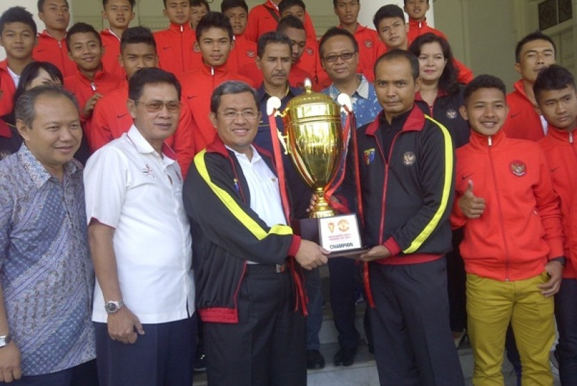 Gubernur Jawa Barat (Jabar) saat melepas Tim Sepak Bola SASWCO ke Turnamen Premier Cup Manchester United (MU)