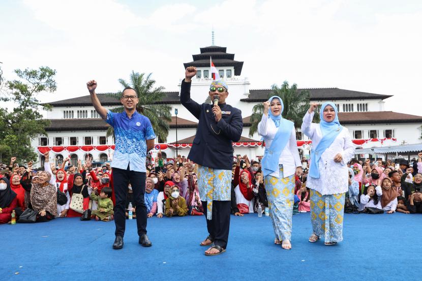 Gubernur Jawa Barat, M Ridwan Kamil (tengah) di depan Gedung Sate, Kota Bandung. Ridwan Kamil mendorong realisasi perpres pembangunan Jabar selatan.