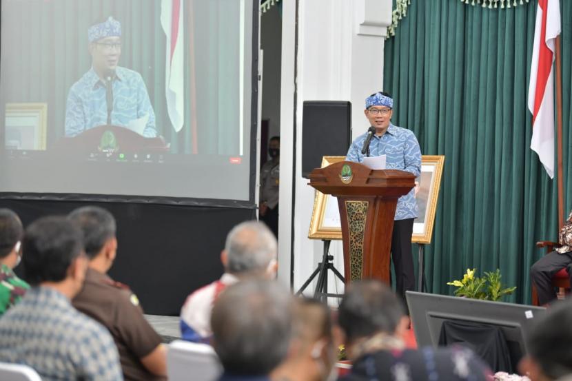 Gubernur Jawa Barat M Ridwan Kamil memberikan sambutan dalam avara rapat koordinasi program Pemberantasan Korupsi Terintegrasi kepala daerah se-Jawa Barat tahun 2022 di Gedung Sate, Kamis (10/3/2022).