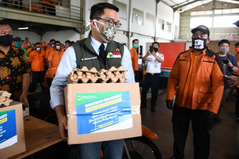 Gubernur Jawa Barat M Ridwan Kamil meninjau langsung penyaluran bantuan sosial Pemprov Jabar bagi warga rawan miskin atau miskin baru akibat pandemi Covid-19, pekan ini.