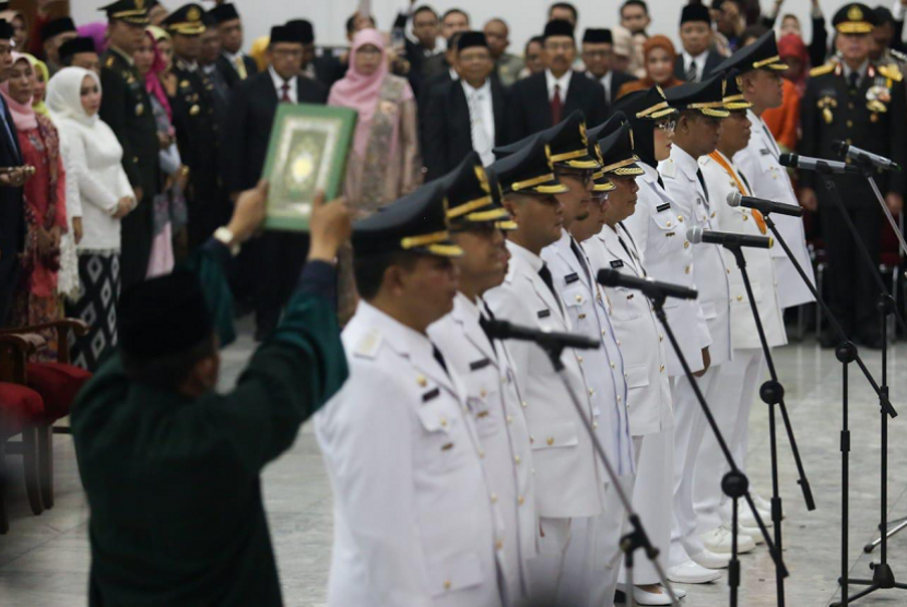 Gubernur Jawa Barat M Ridwan Kamil resmi melantik enam pasangan kepala daerah