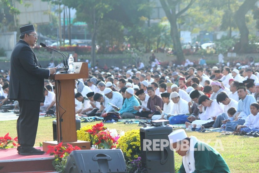 West Java Governor period 2013-2018 Ahmad Herwayan (Aher) delivers Eid al-Fitr sermon at Gasibu Square, Bandung, Friday (June 15).