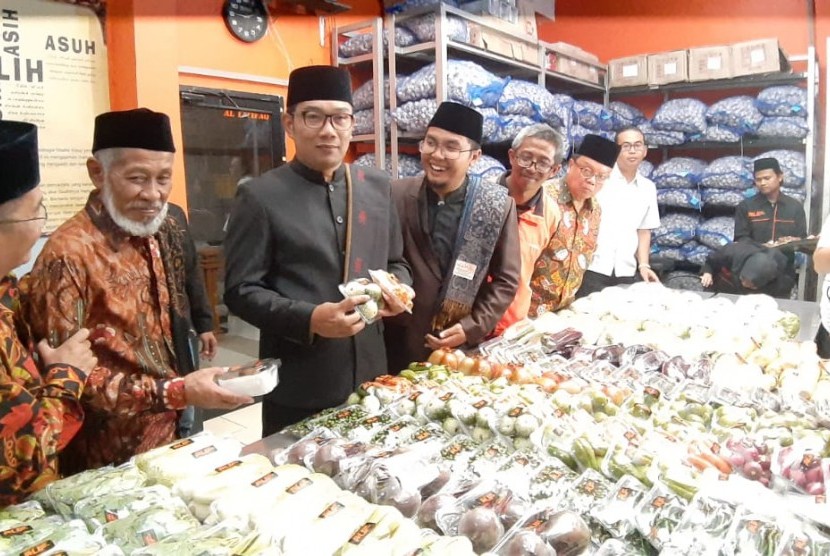 Gubernur Jawa Barat Ridwal Kamil meluncurkan Program One Pesantren One Product (OPOP), di Pondok Pesantren Al Ittifaq Kampung Ciburial Desa Alam Endah, Rancabali, Kabupaten Bandung, Rabu (12/12).