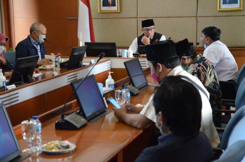 Gubernur Jawa Barat, Ridwan Kamil akan membentuk satuan tugas (Satgas) untuk mencari solusi tuntutan para honorer tenaga kesehatan (Nakes) dan Non Nakes di Falitas Layanan Kesehatan (Fasyankes) pemerintah di Jawa Barat.