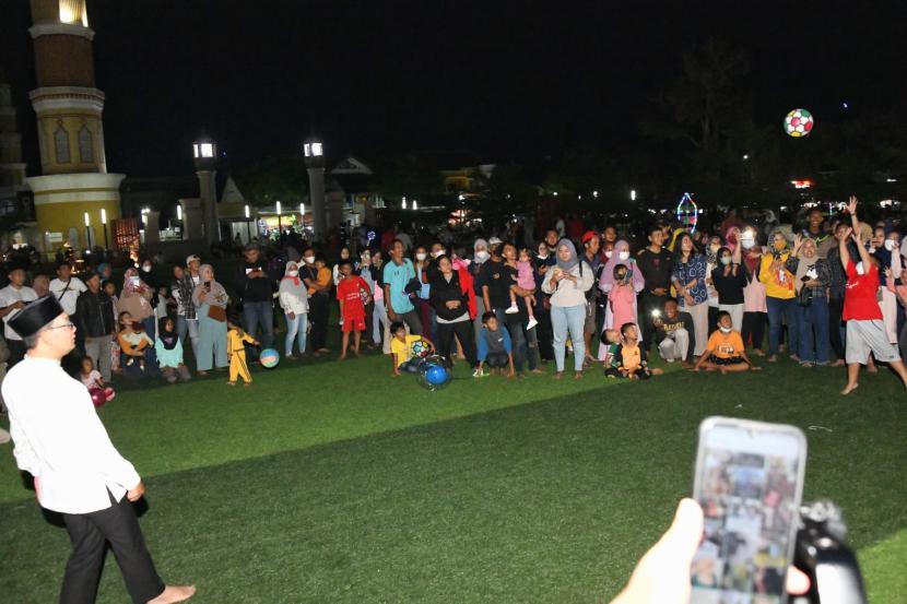 Gubernur Jawa Barat Ridwan Kamil (baju putih) menikmati malam minggu di alun-alun Majalengka bersama warga. 