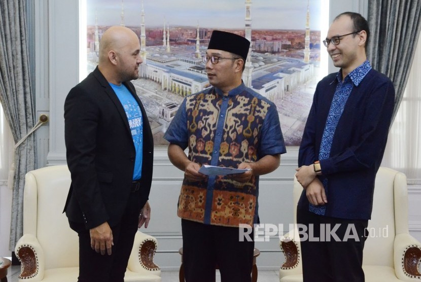 Gubernur Jawa Barat Ridwan Kamil berbincang dengan CEO Airy Alfonso Kodoatie (kiri) dan Co-Founder & Chief Design Officer Traveloka Albert seusai menandatangani perjanjian kerjasama, di Gedung Pakuan, Kota Bandung, Selasa (18/2). 