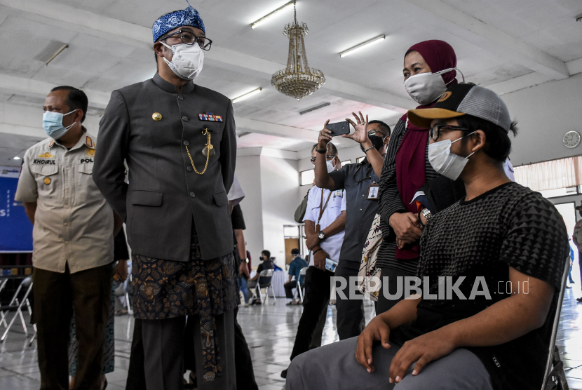 Gubernur Jawa Barat Ridwan Kamil berbincang dengan seorang penyandang disabilitas saat gelaran vaksinasi Covid-19 bagi penyandang disabilitas di Aula BRSPDSN Wyata Guna, Jalan Pajajaran, Kota Bandung, Kamis (8/7). Pemerintah Daerah (Pemda) Provinsi Jawa Barat menggelar vaksinasi Covid-19 bagi penyandang disabilitas yang diikuti oleh 150 orang sebagai salah satu upaya pengendalian pandemi Covid-19 dan percepatan vaksinasi nasional.  