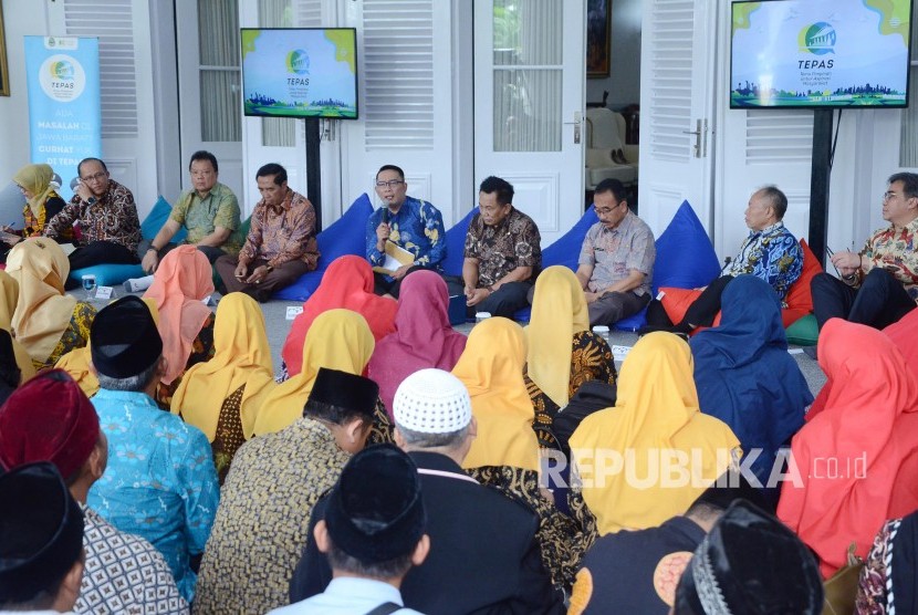 Gubernur Jawa Barat Ridwan Kamil berdialog dengan masyarakat saat Temu Pimpinan untuk Aspirasi Masyarakat (Tepas), di Gedung Pakuan, Kota Bandung, Jumat (10/1).