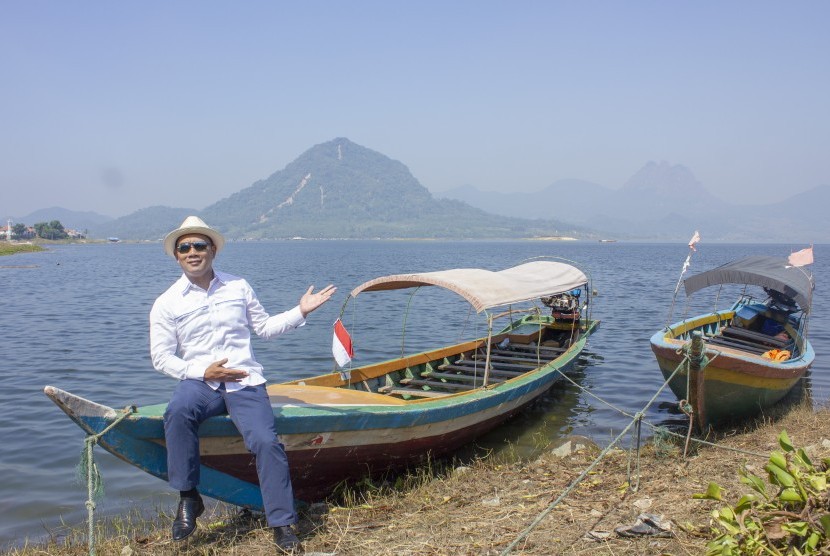 Gubernur Jawa Barat Ridwan Kamil berfoto di sela-sela kunjungan kerja meninjau pariwisata Jatiluhur di Waduk Jatiluhur, Purwakarta, Jawa Barat, Rabu (19/6/2019). 