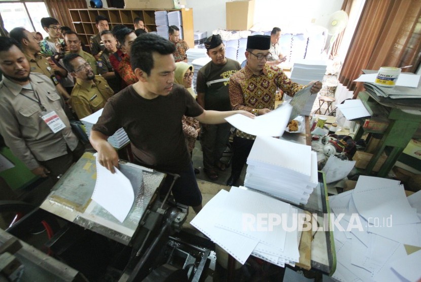 Gubernur Jawa Barat Ridwan Kamil berkesempatan berkunjung ke percetakan Alquran Braille disela-sela peninjauan pelaksanaan Ujian Nasional SMA sederajat, di Sekolah Luar Biasa (SLB) Negeri A, di Wyata Guna, Kota Bandung, Selasa (2/4).