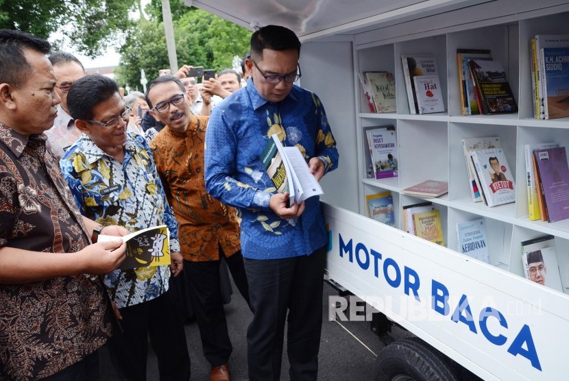 Gubernur Jawa Barat Ridwan Kamil bersama pejabat terkait meninjau Motor Baca diparkir di halaman rumah dinas Gedung Pakuan usai acara Temu Pimpinan untuk Aspirasi Masyarakat (Tepas), Jumat (10/1).