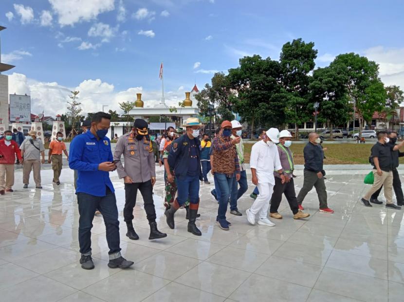 Gubernur Jawa Barat Ridwan Kamil bersama Wali Kota Sukabumi Achmad Fahmi, meninjau pembangunan Alun-Alun Kota Sukabumi, Lapang Merdeka, dan Pedestrian Jalan Ahmad Yani, Ahad (2/1) 