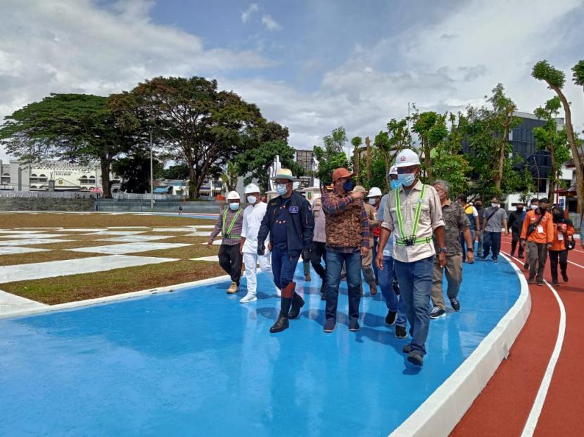 Gubernur Jawa Barat Ridwan Kamil bersama Wali Kota Sukabumi Achmad Fahmi, meninjau pembangunan Alun-Alun Kota Sukabumi, Lapang Merdeka, dan Pedestrian Jalan Ahmad Yani, Ahad (2/1) siang.