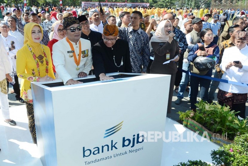 Gubernur Jawa Barat Ridwan Kamil dan Dirut Bank BJB Yuddy Renaldi bersama-sama mengundi Program Penghargaan Nasabah Setia 2019 pada peringatan Hari Ulang Tahun (HUT) Provinsi Jawa Barat ke-74, di Lapangan Gasibu, Kota Bandung, Senin (19/8).