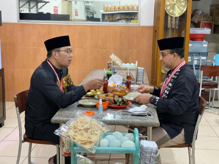Gubernur Jawa Barat Ridwan Kamil dan Gubernur DKI Anies Baswedan terlihat semakin akrab dan dekat saat mengikuti undangan yang digelar oleh Bupati Sumedang Dony Ahmad Munir, Jumat (11/6). 