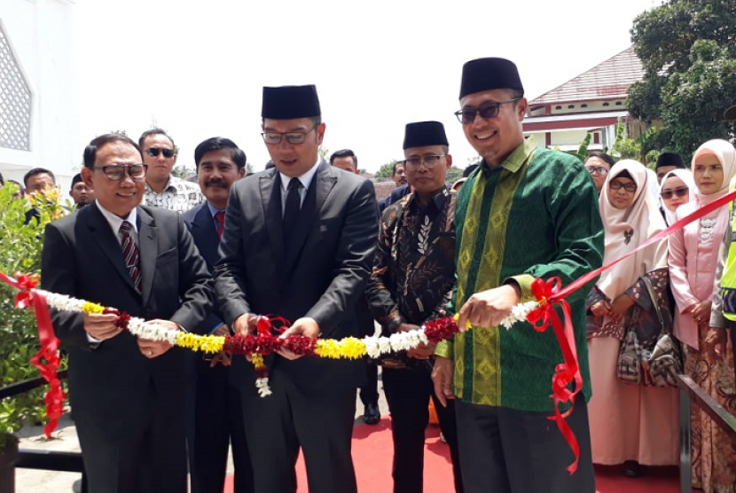 Gubernur Jawa Barat Ridwan Kamil dan Wali Kota Sukabumi Achmad Fahmi meresmikan gedung pascarjana STAI Kota Sukabumi, Sabtu (26/10).
