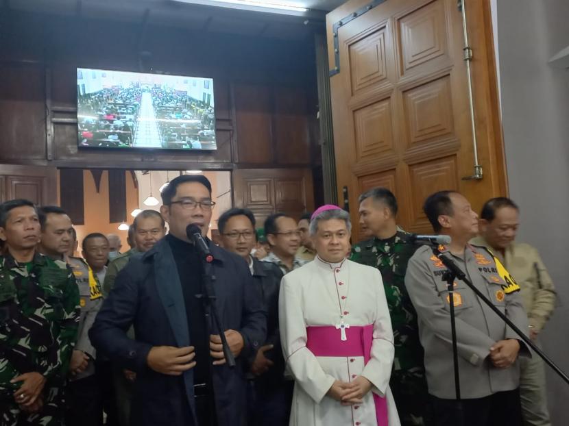 Gubernur Jawa Barat Ridwan Kamil didampingi Kapolda Jawa Barat Irjen Pol Suntana bersama Forum Komunikasi Pimpinan Daerah meninjau pelaksanaan perayaan natal di Gereja Katedral Santo Petrus, Jalan Jawa, Sabtu (24/12/2022).