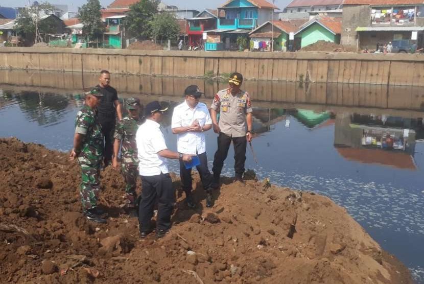 Gubernur Jawa Barat, Ridwan Kamil didampingi Pangdam III/Siliwangi,Mayjen TNI Besar Harto Karyawan dan Kapolda Jawa Barat, Irjen Pol Agung Budi Maryoto meninjau Daerah Aliran Sungai Citarum di Bojongsoang, Kabupaten Bandung, Rabu (26/9).