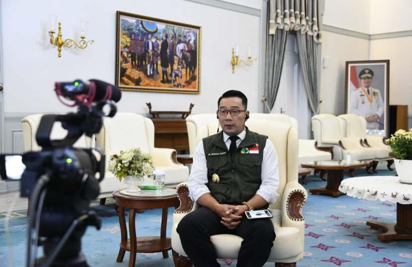 Gubernur Jawa Barat Ridwan Kamil diwawancara awak media terkait kebijakan Pemprov Jawa Barat dalam menangani wabah Covid-19, di Gedung Pakuan, Ahad (5/4).