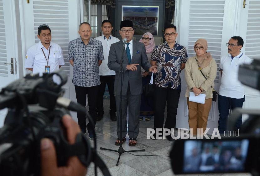 Gubernur Jawa Barat Ridwan Kamil diwawancara wartawan saat konferensi pers terkait wabah corona atau Covid-19, di Gedung Pakuan, Kota Bandung, Ahad (15/3). (Republika/Edi Yusuf)