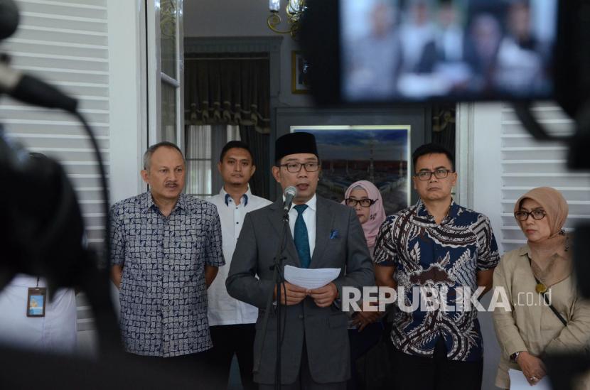 Gubernur Jawa Barat Ridwan Kamil diwawancara wartawan saat konferensi pers terkait wabah corona atau Covid-19, di Gedung Pakuan, Kota Bandung, Ahad (15/3).(Republika/Edi Yusuf)