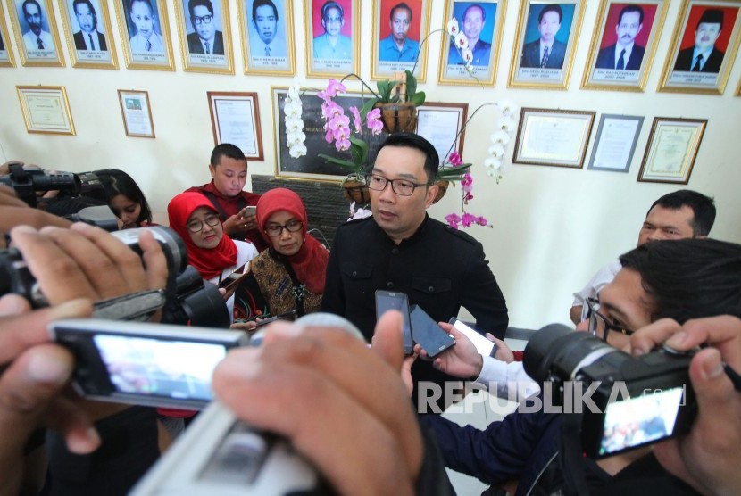 Gubernur Jawa Barat Ridwan Kamil diwawancara wartawan usai meninjau Ujian Nasional Berbasis Komputer (UNBK), di SMKN 3 Bandung, Jalan Solontongan, Kota Bandung, Rabu (27/3).