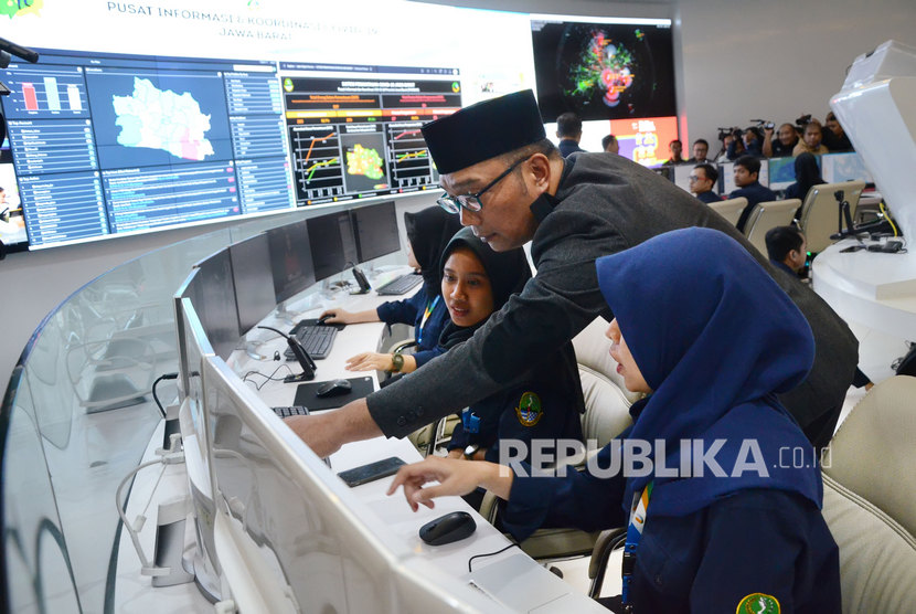 Gubernur Jawa Barat Ridwan Kamil diwawancara wartawan usai meresmikan Command Center, di Gedung Sate, Kota Bandung, Selasa (10/3). Tempat tersebut salah satunya dimanfaatkan sebagai Pusat Informasi dan Koordinasi Covid-19 Jawa Barat (Pikobar).(Republika/Edi Yusuf)