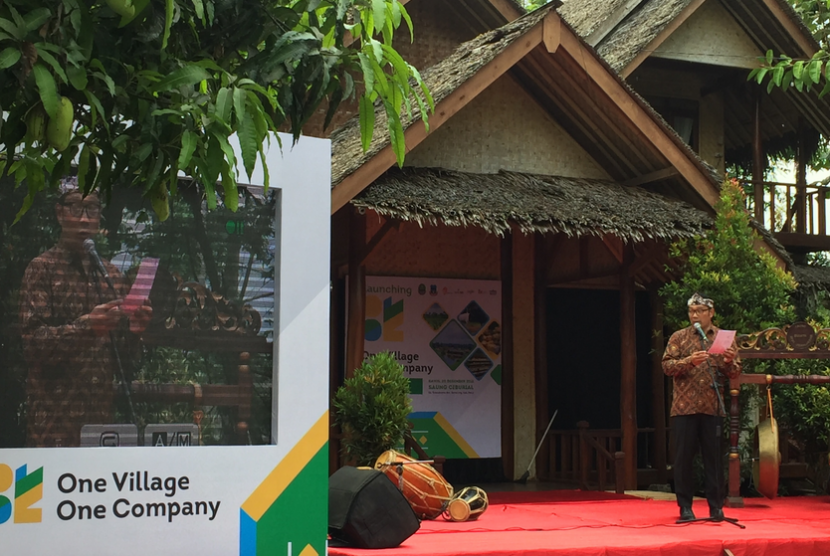 Gubernur Jawa Barat, Ridwan Kamil (Emil) melakukan peluncuran program OVOC di Desa Sukalaksana, Kecamatan Samarang, Kabupaten Garut, Kamis (20/12).