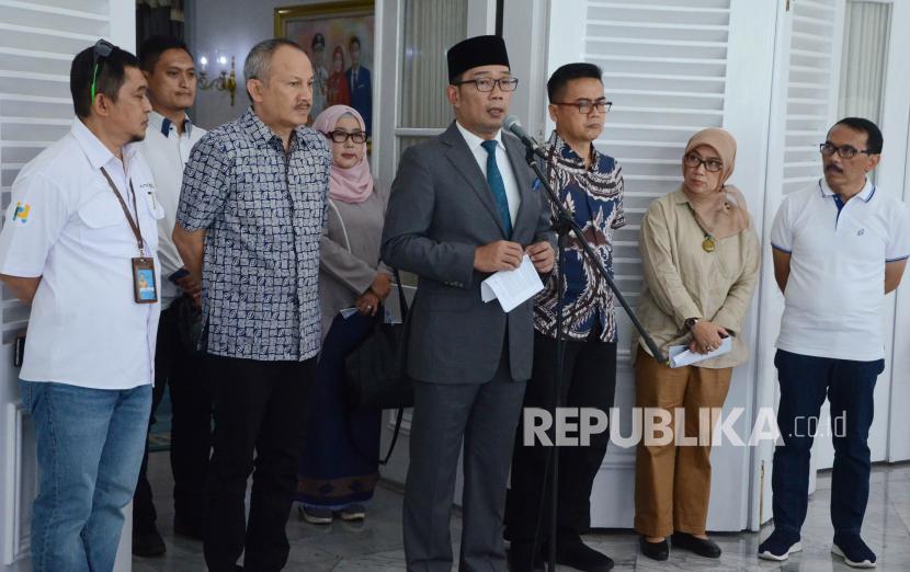 Gubernur Jawa Barat Ridwan Kamil (Emil) memberikan keterangan kepada wartawan saat konferensi pers terkait wabah corona atau Covid-19, di Gedung Pakuan, Kota Bandung, Ahad (15/3). (Republika/Edi Yusuf)