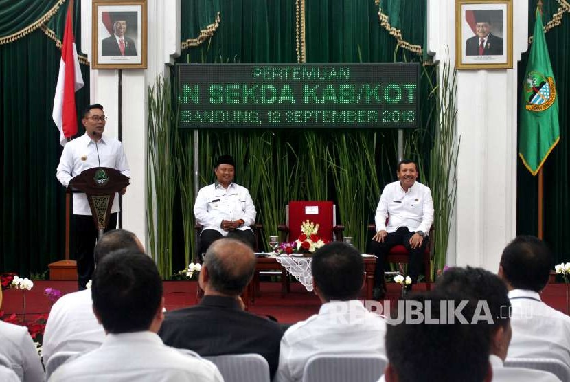 Gubernur Jawa Barat Ridwan Kamil (emil) memberikan sambutan pada acara Pertemuan Gubernur dan Wakil Gubernur dengan Sekda Kabupaten dan Kota se-Jawa Barat, di Aula Barat Gedung Sate, Kota Bandung, Rabu (12/9).