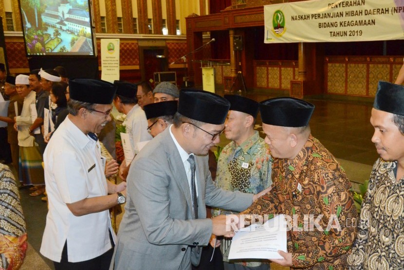 Gubernur Jawa Barat Ridwan Kamil (Emil) menyerahkan Naskah Perjanjian Hibah Daerah (NPHD) bidang keagamaan tahun 2019, di Bale Asri Pusdai, Kota Bandung, Rabu (31/7).