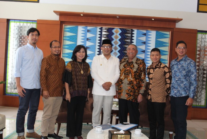 Gubernur Jawa Barat Ridwan Kamil foto bersama dengan Ketua Dewan Asuransi Indonesia Dadang Sukresna dan Panitia Insurance Day 2018