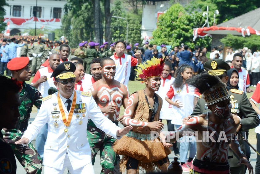 Gubernur Jawa Barat Ridwan Kamil ikut menari sajojo usai upacara HUT Kemerdekaan RI ke-74, di Lapangan Gasibu, Kota Bandung, Sabtu (17/8).