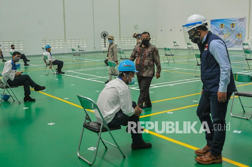 Gubernur Jawa Barat Ridwan Kamil (kanan) berbincang dengan karyawan pabrik sebelum mengikuti rapid test atau tes cepat di pabrik Suzuki, Cikarang, Kabupaten Bekasi, Jawa Barat, Jum