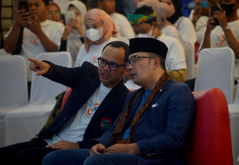 Gubernur Jawa Barat Ridwan Kamil (kanan) berdiskusi dengan Wali Kota Bogor Bima Arya (kiri). Bima Arya memantau pergerakan Ridwan Kamil dan Dedi Mulyadi di Pilgub Jabar 2024.