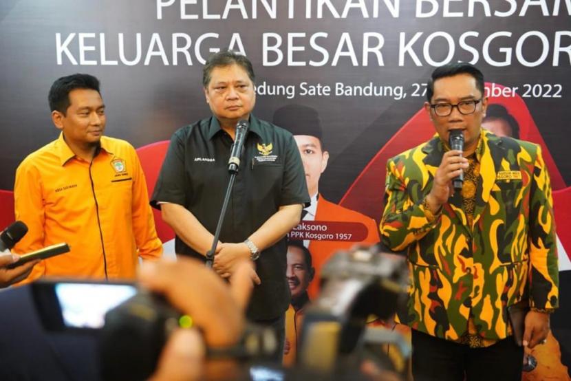 Gubernur Jawa Barat Ridwan Kamil (kanan) bersama Menteri Koordinator Bidang Perekonomian Airlangga Hartarto (tengah) usai pelantikan pengurus Ormas Kosgoro di Gedung Sate, Bandung, Ahad (27/11/2022).
