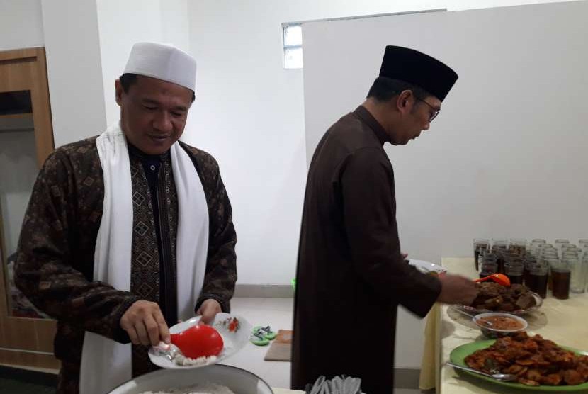 Gubernur Jawa Barat, Ridwan Kamil (kanan) dan Pimpinan Ponpes Darul Akhyar Depok, Ustaz Dr Syamsul Yakin MA.