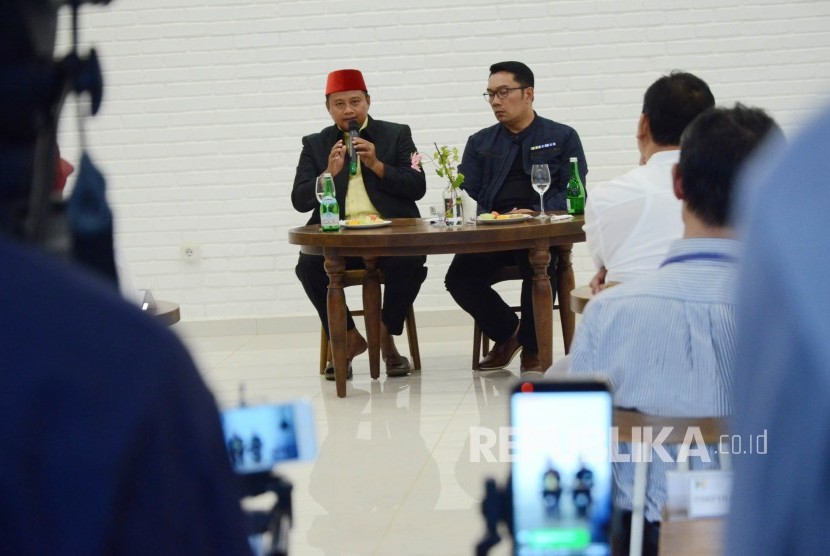 Gubernur Jawa Barat Ridwan Kamil (kanan) dan Wakil Gubernur Jawa Barat Uu Ruzhanul Ulum berdialog dengan awak media saat silaturahim dengan para pimpinan media massa, di Nara Park, Ciumbuleuit, Kota Bandung, Selasa (17/9).