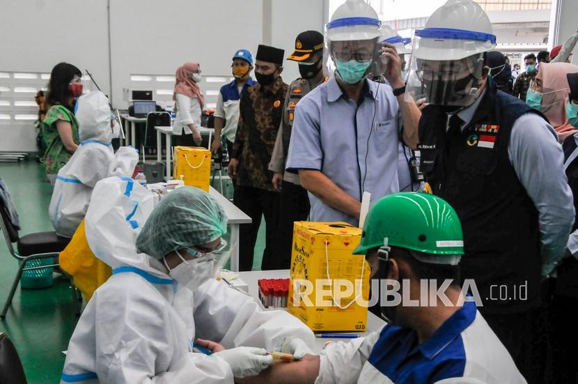 Gubernur Jawa Barat Ridwan Kamil (kanan) meninjau kegiatan rapid test atau tes cepat di pabrik Suzuki, Cikarang, Kabupaten Bekasi, Jawa Barat, Jum