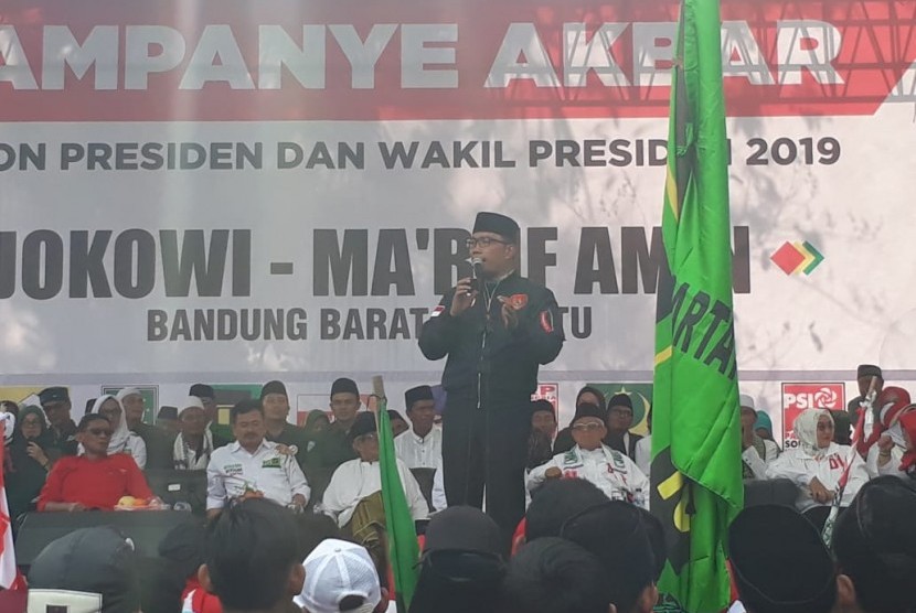 Gubernur Jawa Barat Ridwan Kamil (Kang Emil) mengambil cuti saat menghadiri acara kampanye terbuka di Lapangan PN Kertas Padalarang, Kabupaten Bandung Barat, Selasa (9/4) sore.