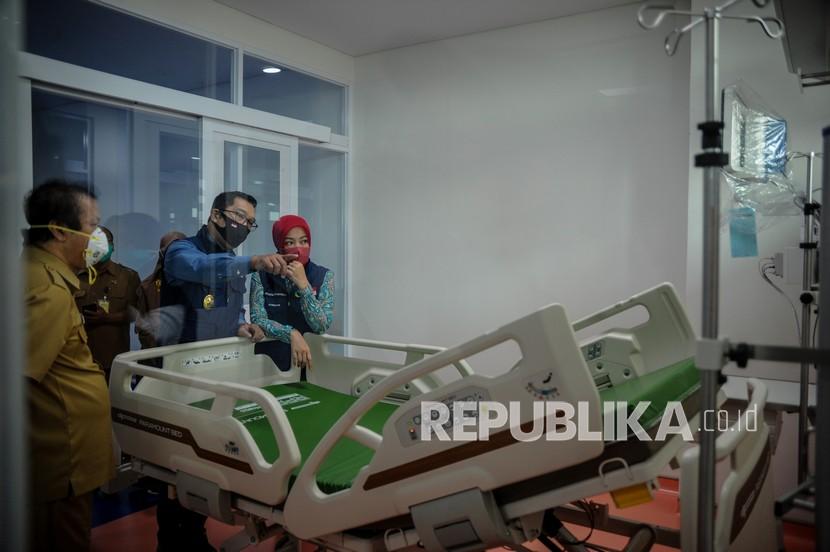 Gubernur Jawa Barat Ridwan Kamil (kedua kanan) bersama istri, Atalia Praratya (kanan) meninjau sebuah ruangan pasien di Rumah Sakit Khusus Ibu dan Anak (RSKIA) Bandung, Jawa Barat, Senin (14/9/2020). Peninjauan tersebut dilakukan dalam rangka memastikan kesiapan fasilitas kesehatan RSKIA dalam penanganan darurat COVID-19.