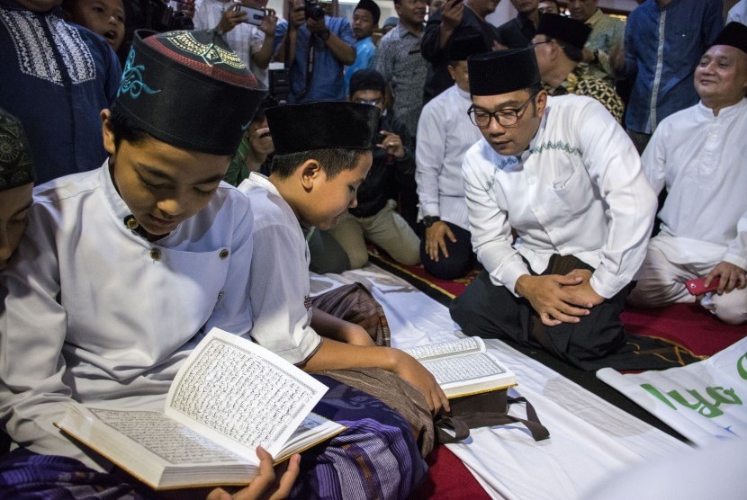 Gubernur Jawa Barat Ridwan Kamil (kedua kanan) melihat anak-anak mengaji saat Launching Maghrib Mengaji di Masjid Agung, Sukabumi, Jawa Barat, Kamis (03/12/2018). 