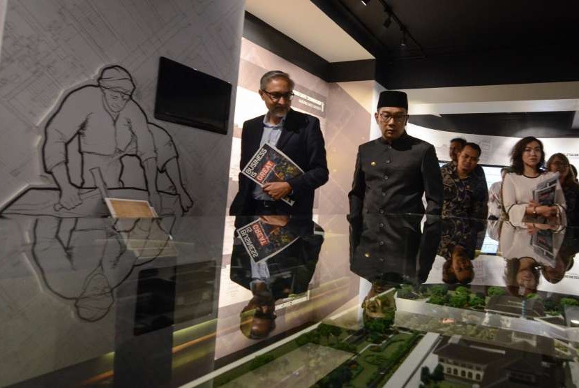 Gubernur Jawa Barat Ridwan Kamil (kedua kiri) bersama Duta Besar Inggris untuk Indonesia Moazzam Malik (kiri) mengunjungi museum Gedung Sate seusai pertemuan tertutup di Bandung, Jawa Barat, Kamis (27/9).